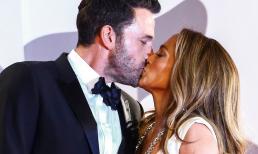 Jennifer Lopez diện đầm hở bạo, hôn đắm đuối tài tử 'Batman' trên thảm đỏ Venice