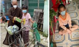 Bé gái cúi đầu cảm ơn sư thầy khi được cho sữa, hoàn cảnh gia đình phía sau càng khiến nhiều người rơi lệ