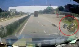 Thót tim khoảnh khắc xe máy chở hàng cồng kềnh, mất lái ngã trước đầu xe container