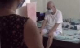 Vừa ra viện, cụ ông nghẹn ngào khi biết tin tro cốt của vợ mình vừa được chuyển về nhà