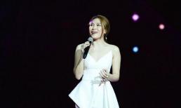 Khoảnh khắc Mỹ Tâm vừa hát vừa 'rén' khi gặp sự cố âm thanh vô cùng đáng yêu