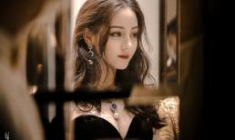 Địch Lệ Nhiệt Ba đẹp như nữ thần khi hiếm hoi diện váy áo khoe khéo vòng một