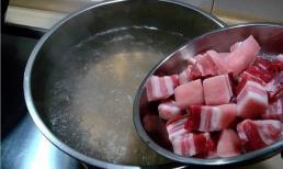 Dù hầm với loại thịt nào thì trước khi chần thêm một bước nữa, mùi tanh sẽ tự động được khử sạch, nước canh sẽ tươi hơn và thịt sẽ mềm hơn