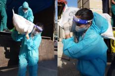 H’Hen Niê 'lực điền' vác gọn bao gạo 50kg, bị gắn mác 'super culi'