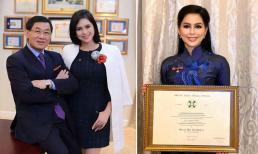 Đại diện tập đoàn của gia đình nhận tước hiệu Hiệp sĩ do Tổng thống Cộng hòa Italy trao tặng, nhan sắc của mẹ chồng Hà Tăng gây sốt