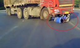 Va chạm với ô tô tải, người phụ nữ đi xe đạp điện thoát chết trong gang tấc