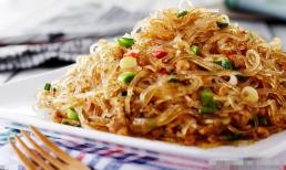 Khi xào miến, bạn không được chiên trực tiếp sau khi chần, hướng dẫn bạn cách làm đúng để miến không bị vón cục