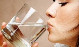 Uống nước ngay sau khi thức dậy vào buổi sáng tương đương với việc uống vi khuẩn? Đừng đoán mò, hãy xem câu trả lời của bác sĩ