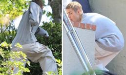 Chạy thục mạng, mắt liếc ngang liếc dọc như đi ăn trộm, chuyện gì xảy ra với Justin Bieber?