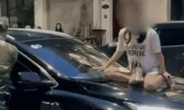 Chồng cùng nhân tình trốn trong ô tô, người vợ ngồi trên capo hét lớn đòi '3 mặt 1 lời'