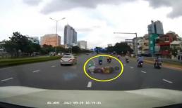 Đánh lái cực nhanh, tài xế ô tô cứu mạng người đàn ông đi xe máy trong gang tấc