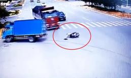 'Tử thần' ngủ quên, người đàn ông 2 lần thoát nạn dưới bánh xe tải