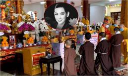 Xúc động hình ảnh các con nuôi của Phi Nhung đeo khăn tang và cầu nguyện sau khi mẹ qua đời