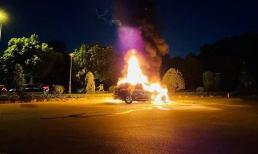 Xế sang BMW bốc cháy ngùn ngụt trên đường phố Hà Nội, 3 người trong xe may mắn thoát nạn