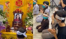 Hồ Văn Cường cùng mẹ để tang cho Phi Nhung, con út ngơ ngác đội khăn tang cúi lạy mẹ nuôi gây xúc động