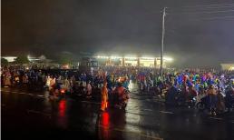 Thương dòng người hồi hương đội mưa qua chốt, bà con Tây Nguyên chờ trắng đêm để tặng quà động viên