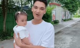 Mạc Văn Khoa vừa bế con vừa trổ tài ca hát, dân tình chỉ chú ý đến biểu cảm của cô bé