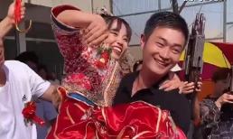 Cô dâu khiến dân mạng trầm trồ khi được 8 anh trai và 2 em trai bế đưa về nhà chồng