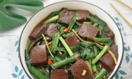 Khi xào tiết heo, bạn tuyệt đối không được cho trực tiếp vào nồi, thêm bước này để miếng tiết được mịn và mềm, không bị nát và không bị tanh