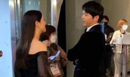Chộp khoảnh khắc Song Joong Ki dành trọn ánh mắt và nụ cười cho người tình tin đồn 