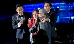 Dân mạng truyền tay nhau khoảnh khắc Hoài Linh hiếm hoi đứng chung sân khấu cùng bố mẹ ruột