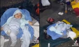 Bé gái vắt chân chữ ngũ, đợi ba mẹ ăn vội bữa cơm trên đường hồi hương khiến ai cũng bật cười