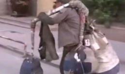 Ông lão 70 tuổi đi lang thang trên đường phố suốt 25 năm hóa ra là một người giàu có trong vùng