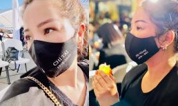 Thúy Nga kể lại kỉ niệm đeo 2 chiếc khẩu trang đặc biệt trong tang lễ Chí Tài và Phi Nhung: 2 người nhưng cùng một cảm xúc đau xé lòng