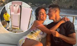 Chẳng cần nhân dịp gì, Ronaldo cũng cao hứng tăng bạn gái món quà gần 5 tỷ khiến triệu chị em phải ghen tị 