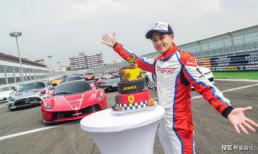 Lâm Chí Dĩnh đăng ảnh bánh sinh nhật trên đường đua xe, tuổi 47 vẫn trẻ măng như thời đôi mươi