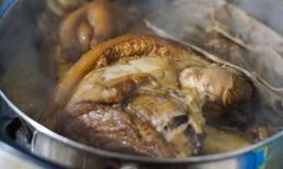 Chân giò đừng chỉ cho nước vào luộc hay hầm, cho thêm gia vị này đảm bảo thịt thơm mềm ngon 'quên lối về' 