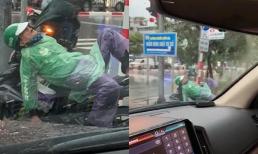 Khoảnh khắc bác xe ôm ngủ say giữa trời mưa gió khiến nhiều người xót xa
