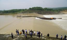 Clip giải cứu thành công đoàn cán bộ gặp nạn giữa sông Thạch Hãn