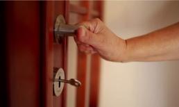 Nhiều người vẫn không biết tại sao nên cắm chìa khóa vào cửa trước khi đi ngủ. Điều này thực sự an toàn và thiết thực