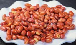 Tôi biết được rằng đậu phộng chiên giòn không thể đổ dầu trước. Hãy ghi nhớ 3 mẹo sau để đậu phộng thơm và giòn mà không bị mất độ ẩm 