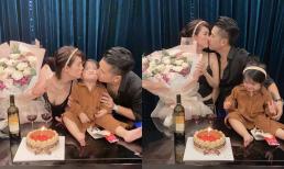 Chị gái Ngọc Trinh tình tứ bên chồng mừng kỉ niệm 3 năm ngày cưới, biểu cảm của cô con gái cưng mới gây sốt