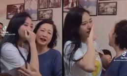 Phương Oanh khóc nức nở ôm chặt NSND Như Quỳnh khi xem tập cuối 'Hương vị tình thân'