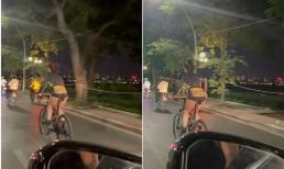 Cô gái ăn mặc mát mẻ thản nhiên đạp xe ở Hồ Tây khiến người đi đường 'nóng mắt'