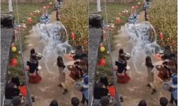 Vừa đến cổng nhà gái, đoàn bê tráp nhà trai bị dội nước xối xả 