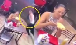 Thấy cướp có dao, thanh niên tháo chạy bỏ mặc bạn gái nhưng cô nàng vẫn bình tĩnh đưa điện thoại cho tên cướp rồi ăn hotdog