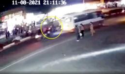 Xe máy tông hàng loạt công nhân đi bộ qua đường khiến nhiều người ớn lạnh