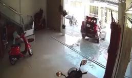 Chồng mở cửa kính để lùi ô tô vào nhà, hành động bất ngờ của cô vợ gây hoạ lớn