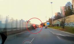 Tông vào rào chắn, ô tô lật ngửa rồi trượt dài như phim hành động