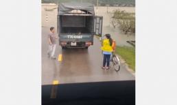 Bé gái đi học gặp đoạn đường ngập nước, hành động ấm lòng của người tài xế khiến bao người xúc động