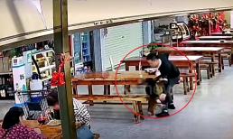 Ông bố phản ứng nhanh như chớp để cứu con trai khỏi cú ngã đau điếng