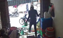 Đột nhập cửa hàng bán cá lấy 2 điện thoại, kẻ trộm còn rinh luôn xô tiền rồi tẩu thoát