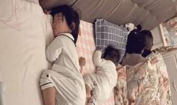 'Tư thế ngủ' của gia đình bốn người được đăng lên mạng xã hội, cư dân mạng chế giễu sau khi nhìn thấy: 'Cha mẹ yêu nhau quá!'