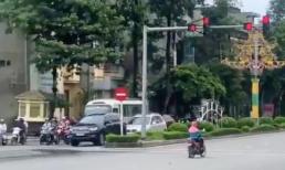 Chị 'Ninja' khiến cả phố ngỡ ngàng với pha dừng đèn đỏ 'đi vào lòng đất'