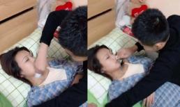 Gái xinh ngủ gật khi say rượu được bạn trai tẩy trang giúp, tẩy trang xong liền không bình tĩnh được!