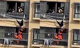 Nín thở xem cảnh giải cứu cụ bà bị treo ngược chân lơ lửng ngoài tầng 18 chung cư